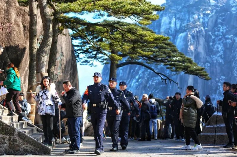 学习贯彻党的二十届四中全会精神，黄山公安在行动