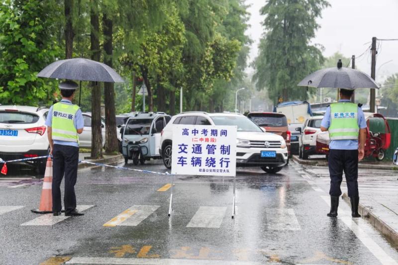 别怕雨大！这一程，黄山公安为你“撑伞”