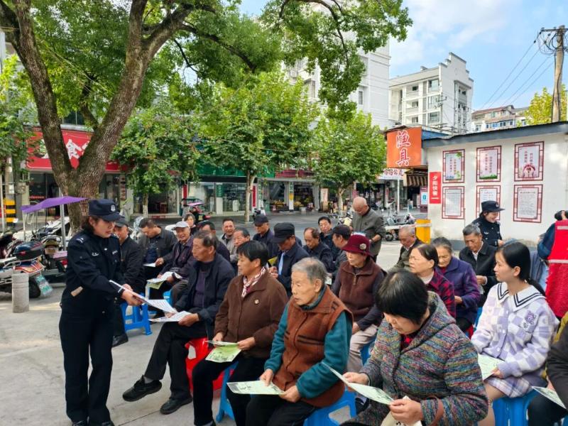 当“警察蓝”遇上“夕阳红”，这些瞬间太暖了！