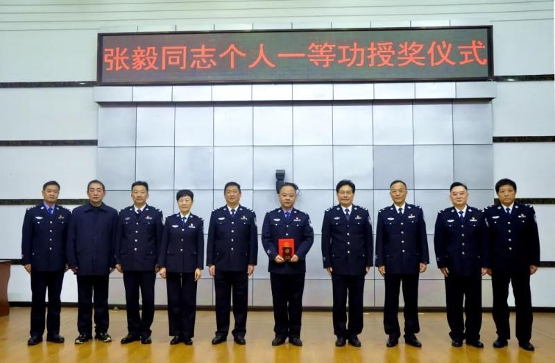 个人一等功！省公安厅上门送奖！